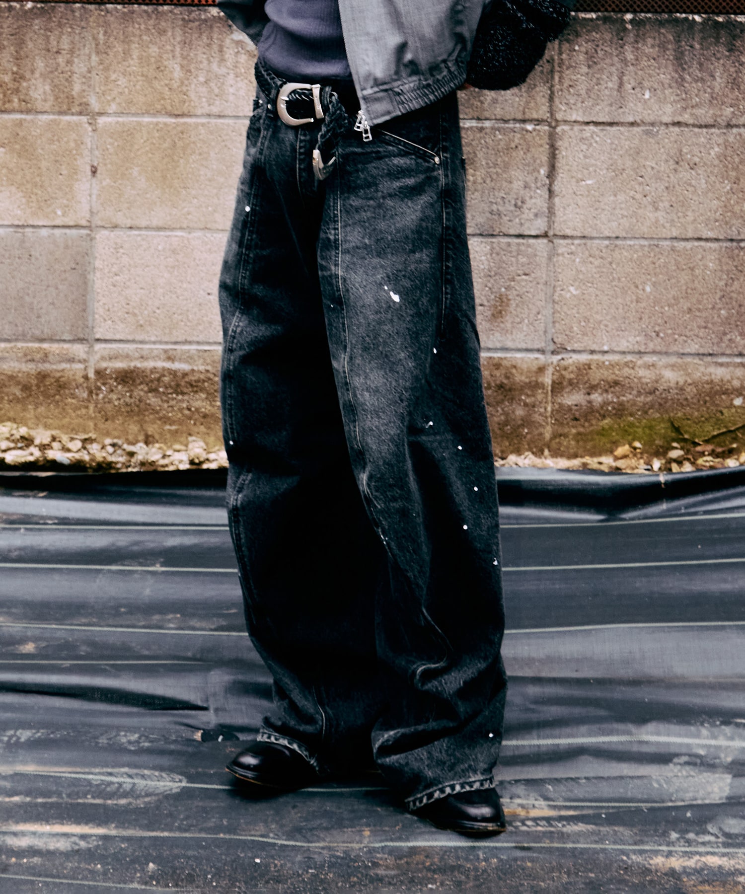 別注 TWISTED CURVED LEG JEANS