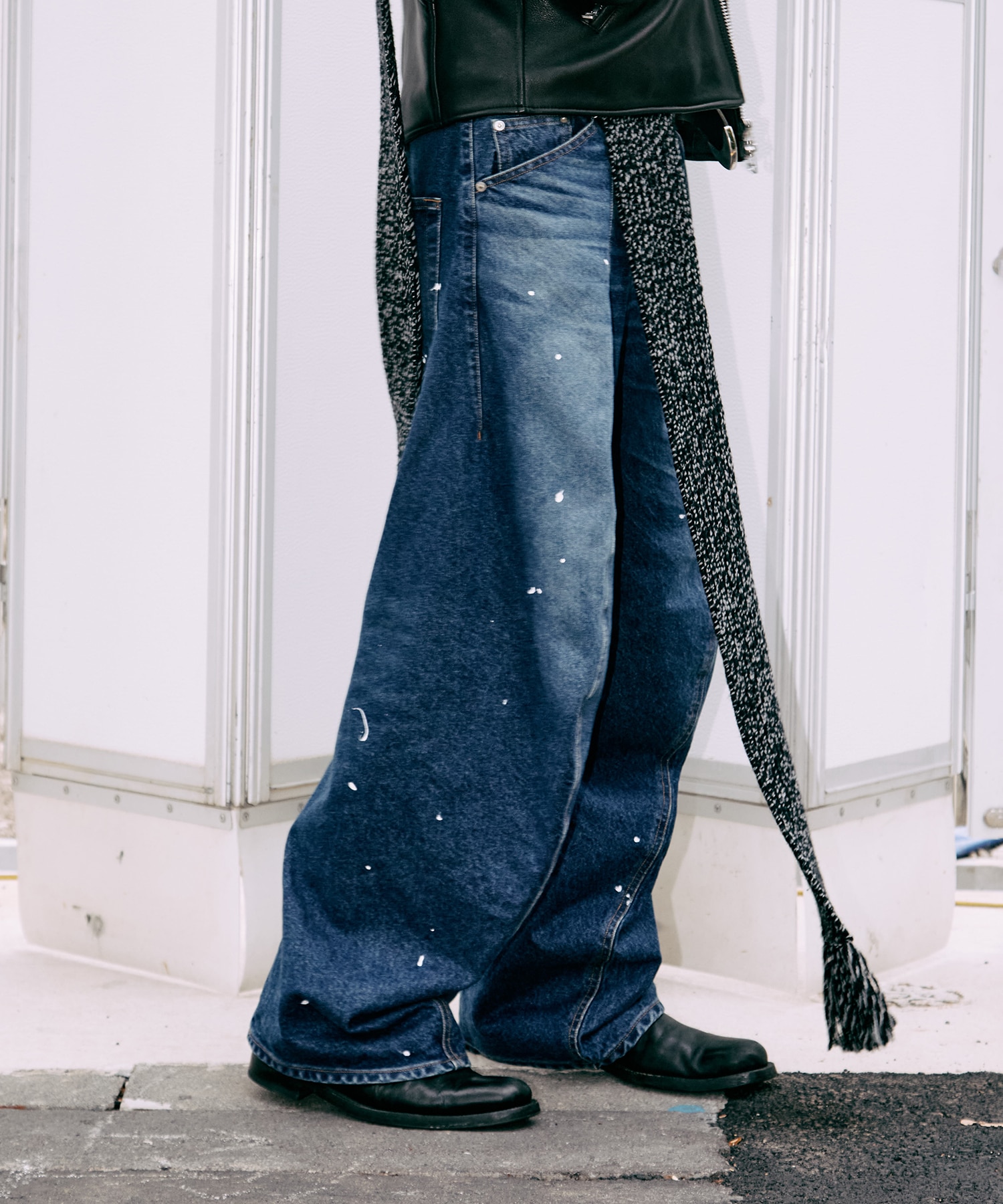 別注 TWISTED CURVED LEG JEANS