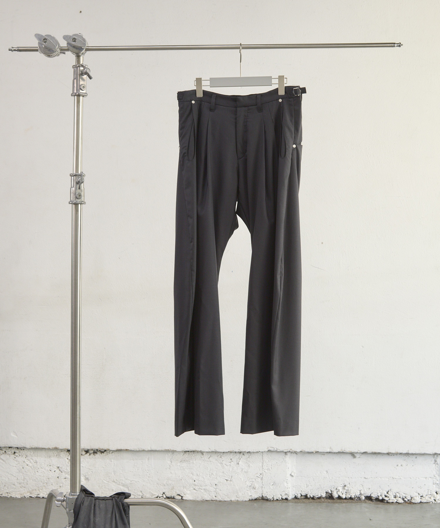 2TUCKED CURVED LEG TROUSERS