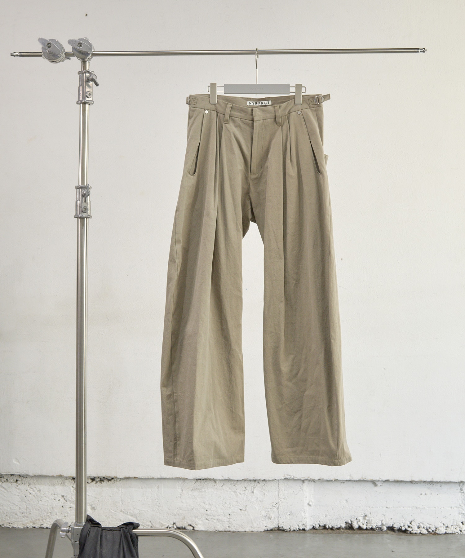 2TUCKED CURVED LEG TROUSERS