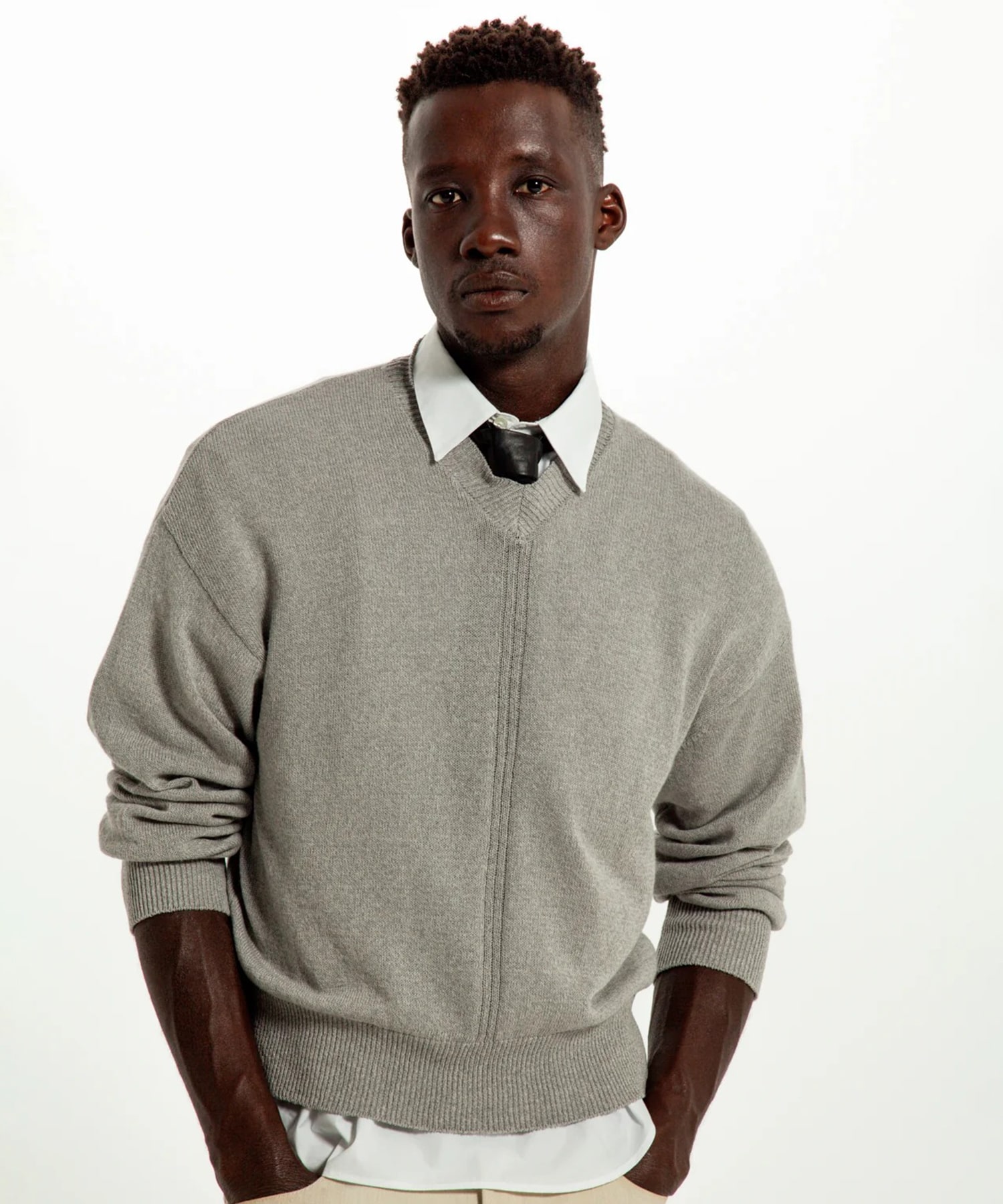 V NECK LIGHT KNIT SWEATER