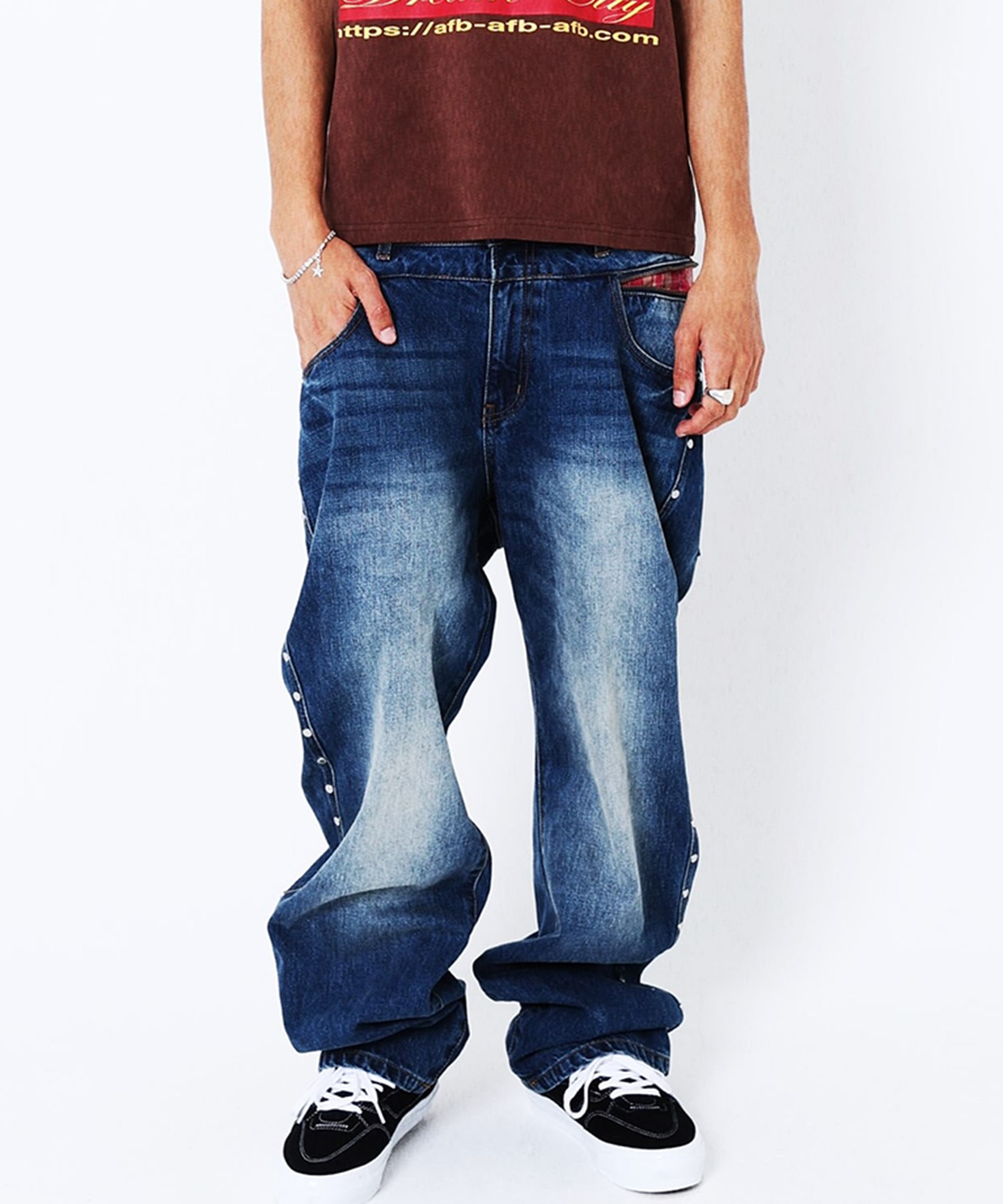 STUDDED BACK ZIP JEANS