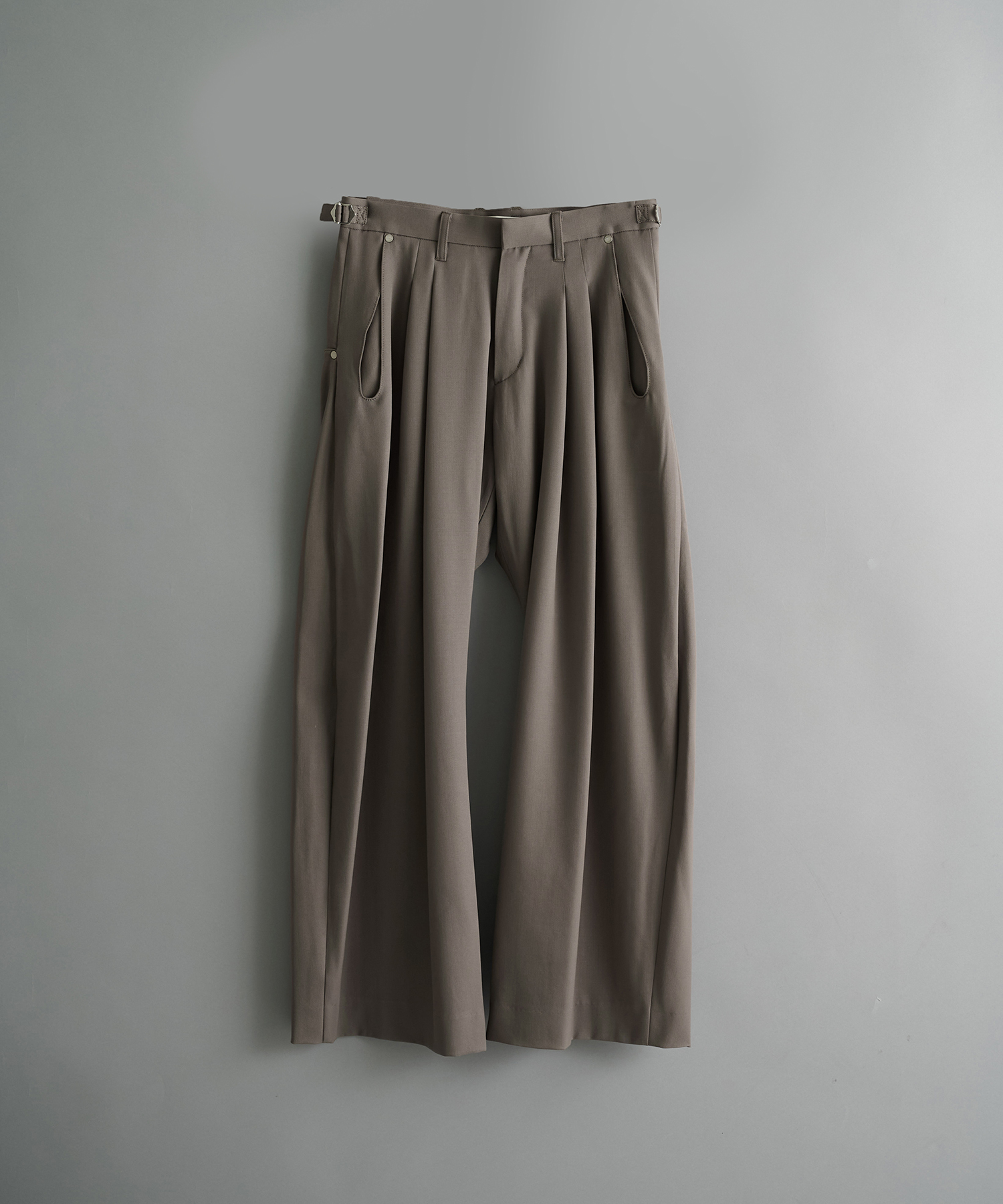 別注 2TUCKED CURVED LEG TROUSERS