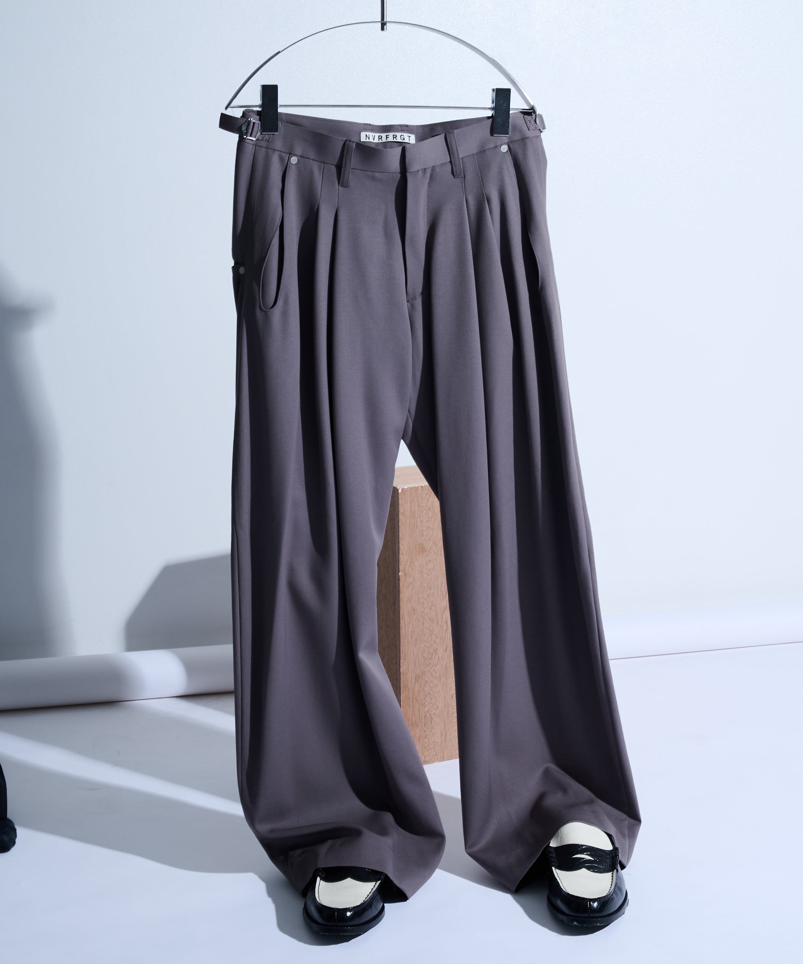 別注 2TUCKED CURVED LEG TROUSERS