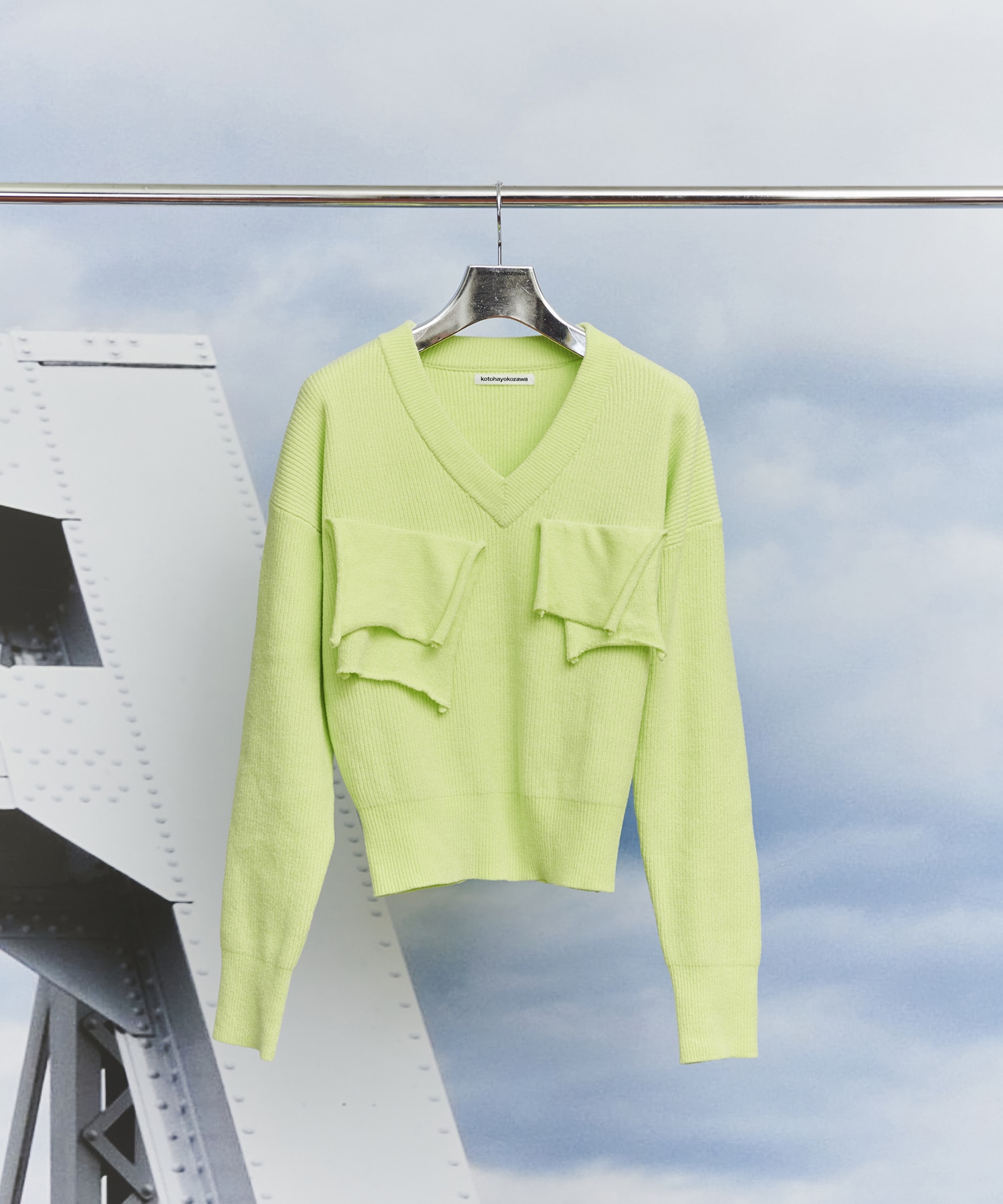 T*D* V-NECK KNIT TOP
