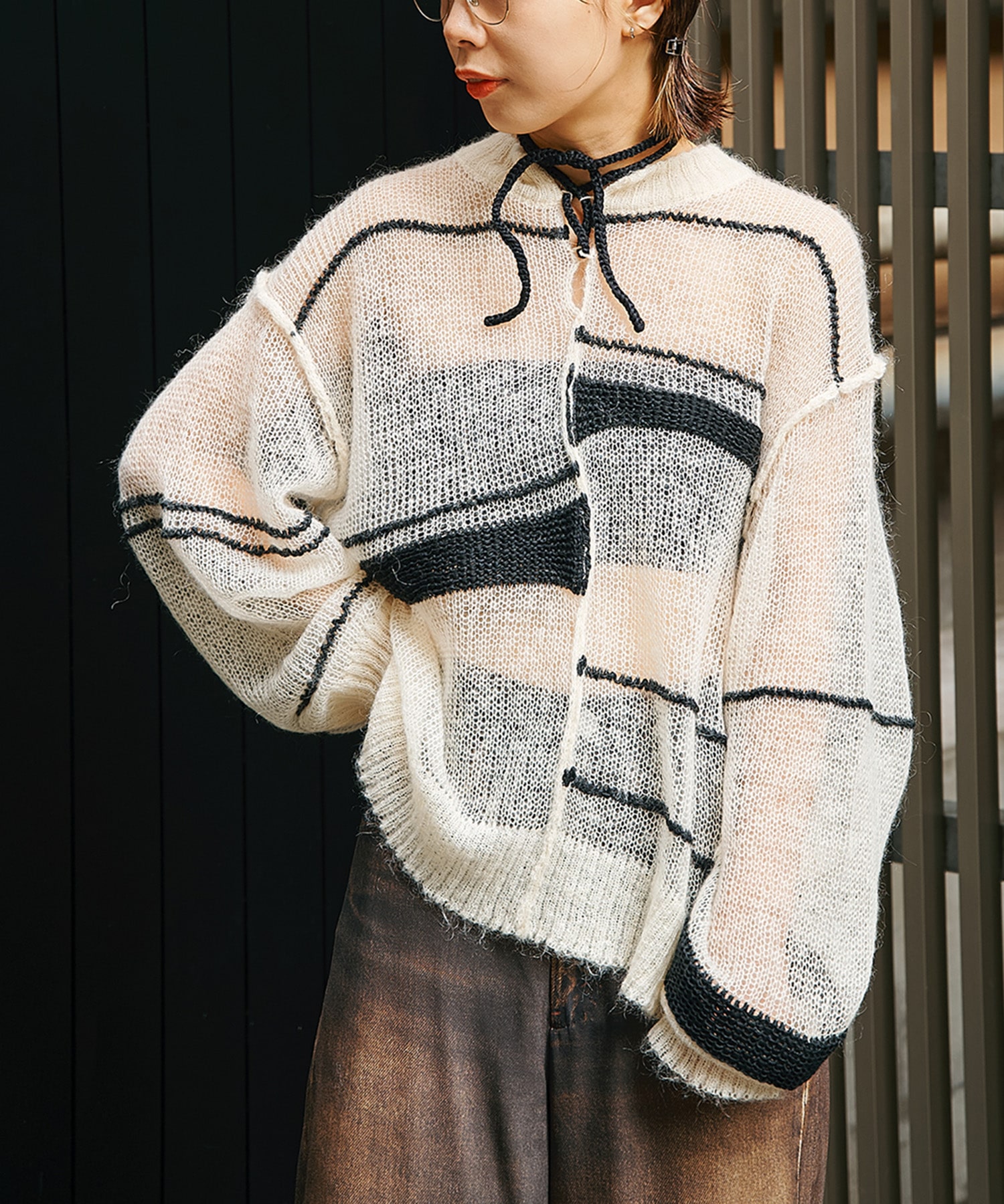 RANDOM BORDER LACE UP PULLOVER