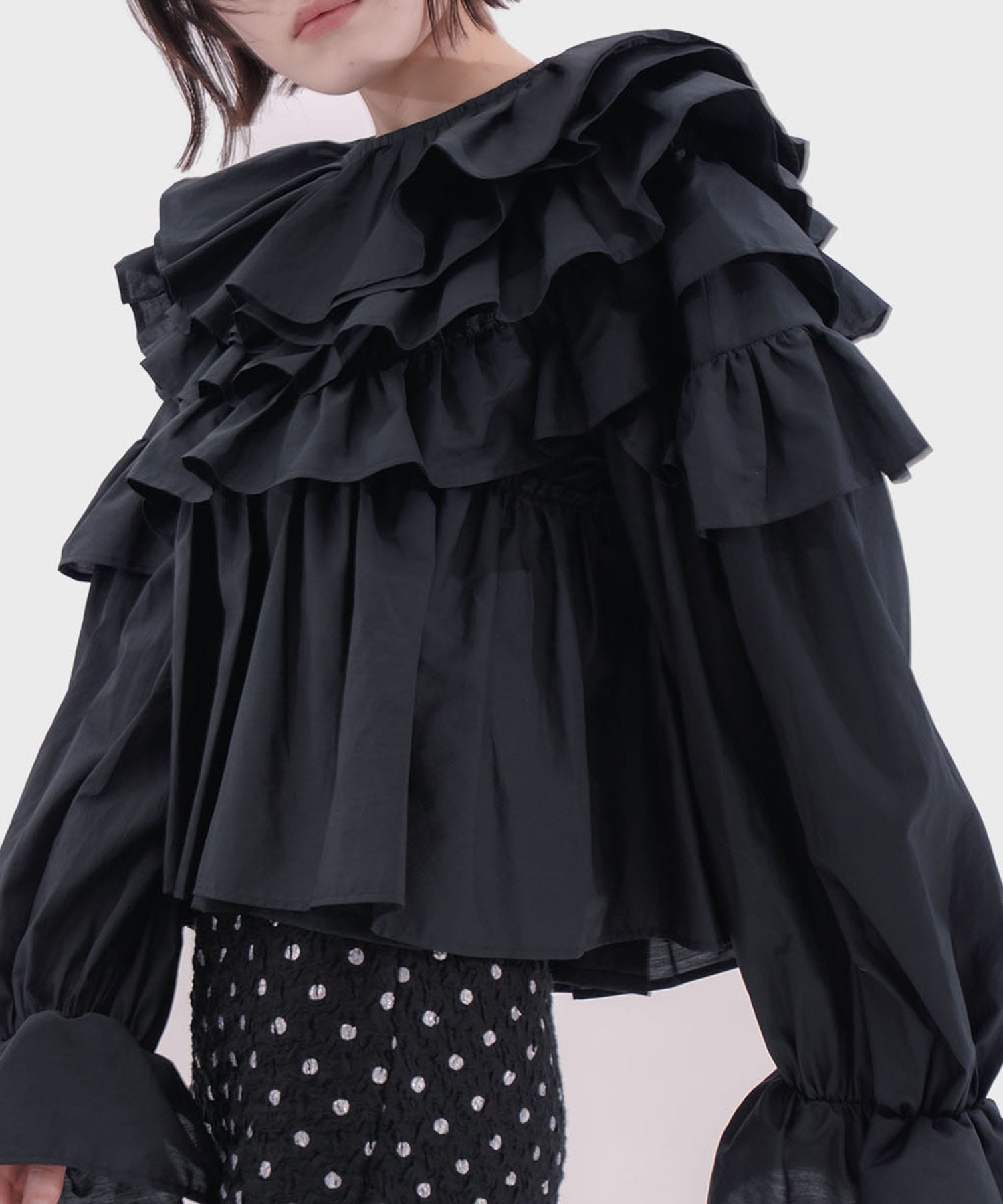 Frilled volume blouse