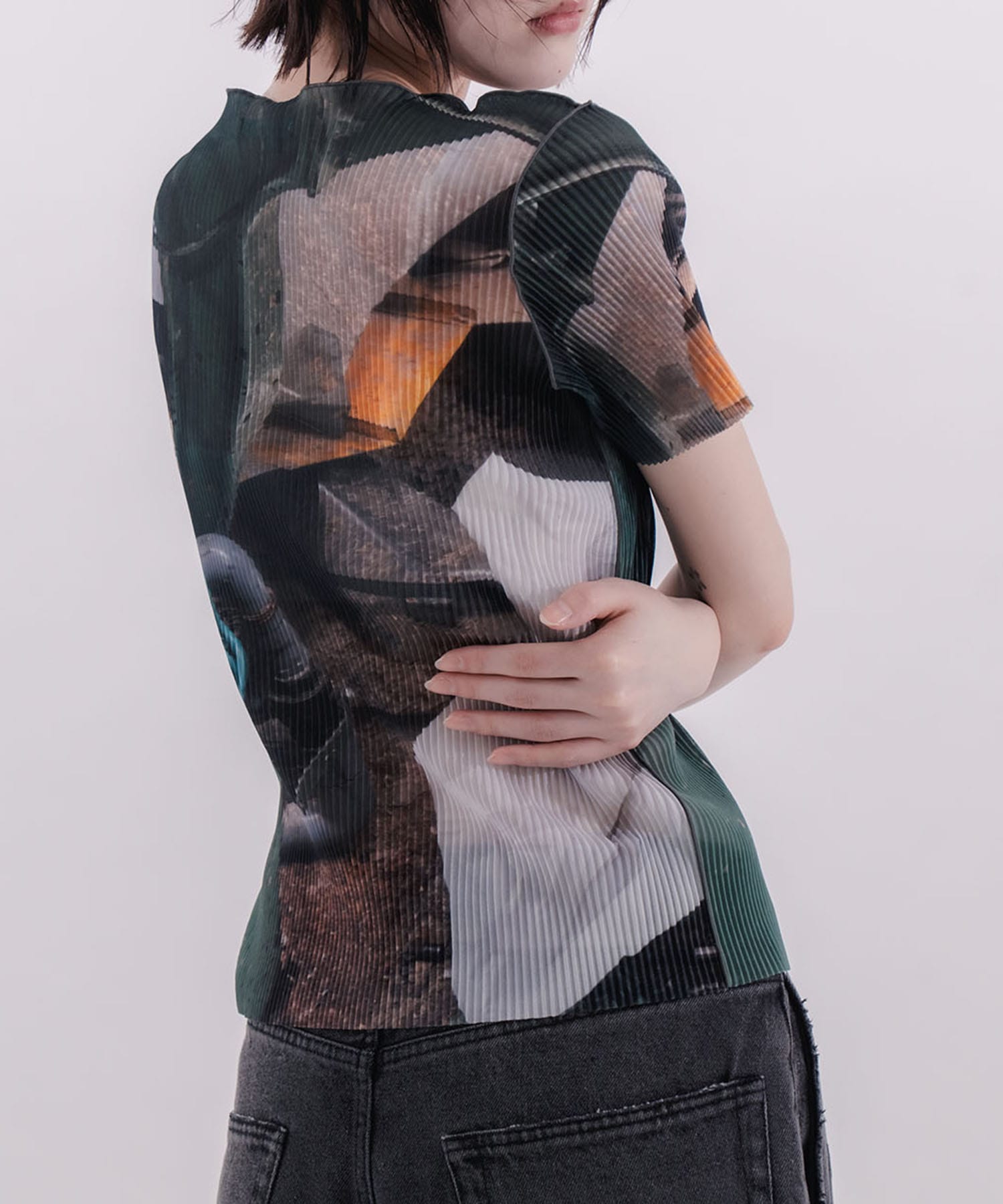 SHEER GRAPHIC TOP
